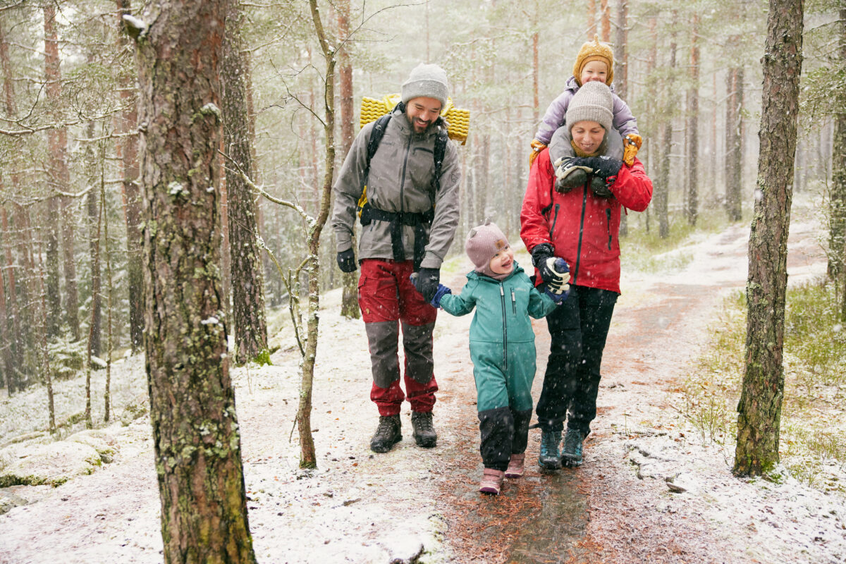 Familie på tur ute i snøvær