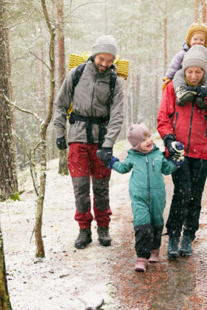 Familie på tur ute i snøvær