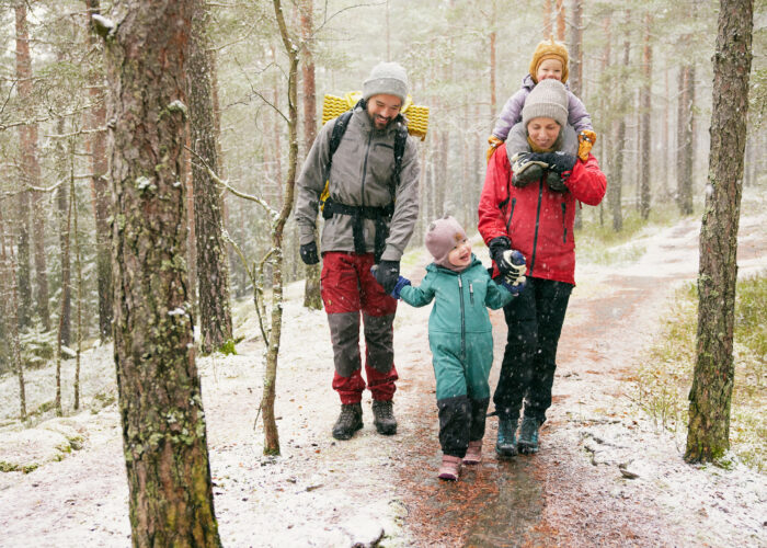 Familie på tur ute i snøvær