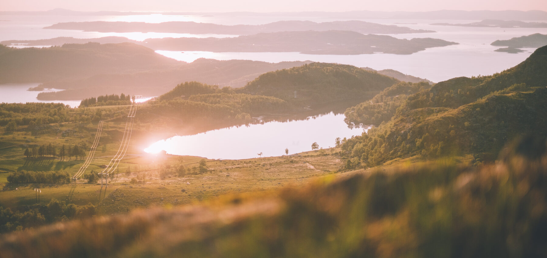 Oversiktbilde over natur med strømmaster i Holtaheia i Ryfylke.